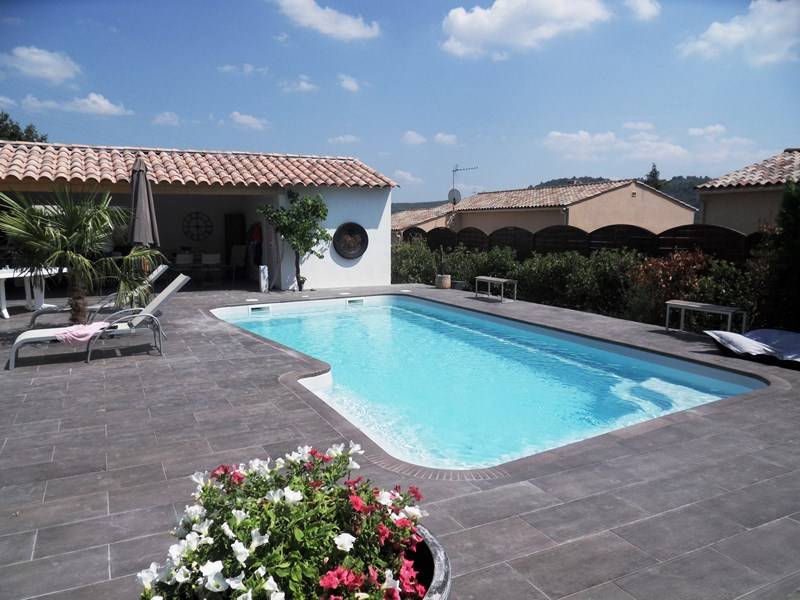 piscine avec grande banquette