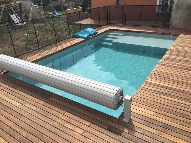 Piscine coque fond plat avec plage